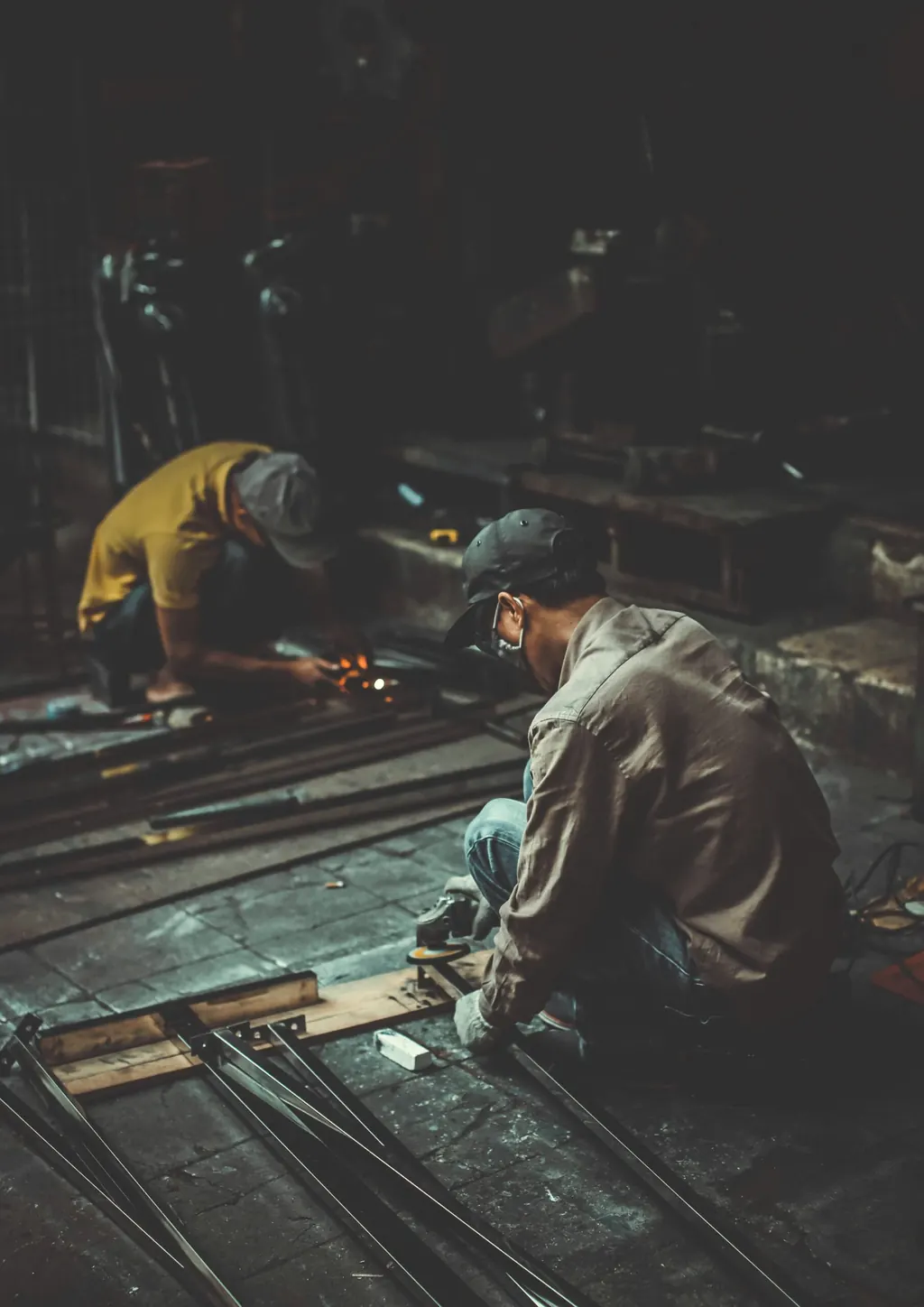 Metallbauer bei Schweiß- und Schleifarbeiten in der Halle