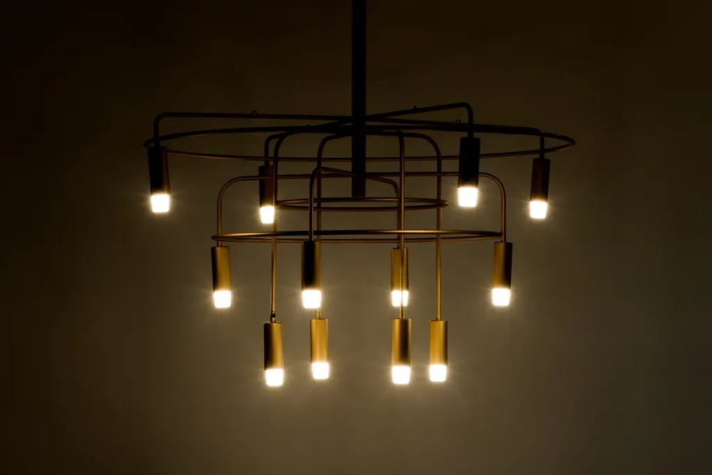 Kronleuchter aus Metall als individuelles Designobjekt